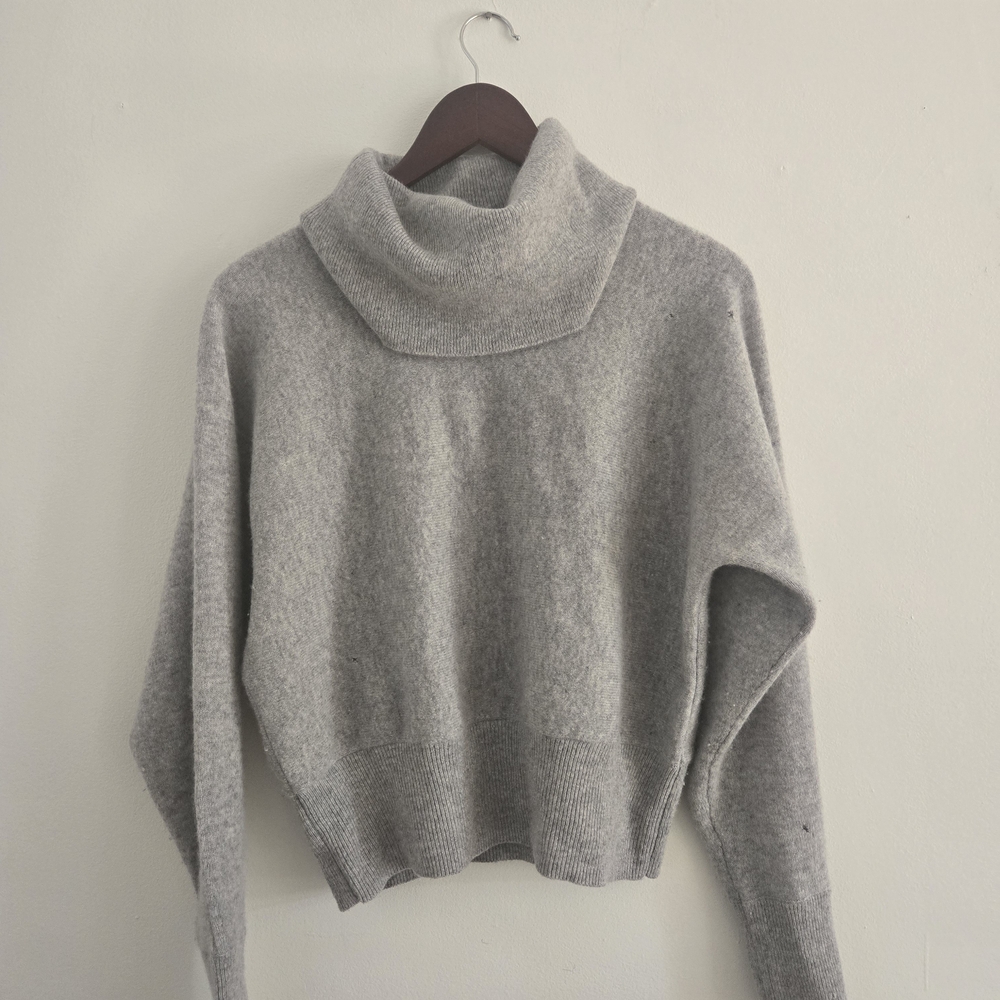 Tahari Cashmere Light Gray Turtleneck Knit Sweater